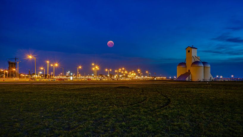 Twilight / blue hour with blood moon at Playa San Jose of Encarnacion in Paraguay. by Jan Schneckenhaus