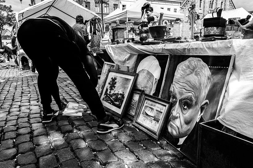 Schauen und angeschaut werden auf dem Flohmarkt von Geert Van Baelen