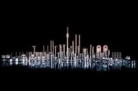 Ville composée de boulons, de vis et de clous sur fond noir