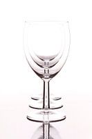 Drie lege wijnglazen in perspectief