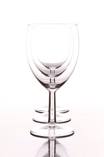 Drie lege wijnglazen in perspectief von Kim Dalmeijer