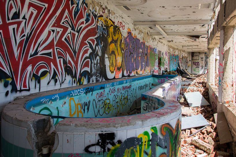 Abgelaufenes Schwimmbad von Marian Sintemaartensdijk