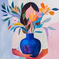 Fleurs colorées dans un vase bleu profond