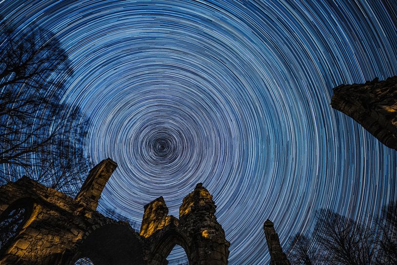 Sternenschweif über den Ruinen von Montfaucon-d'Argonne von HylkoPhoto