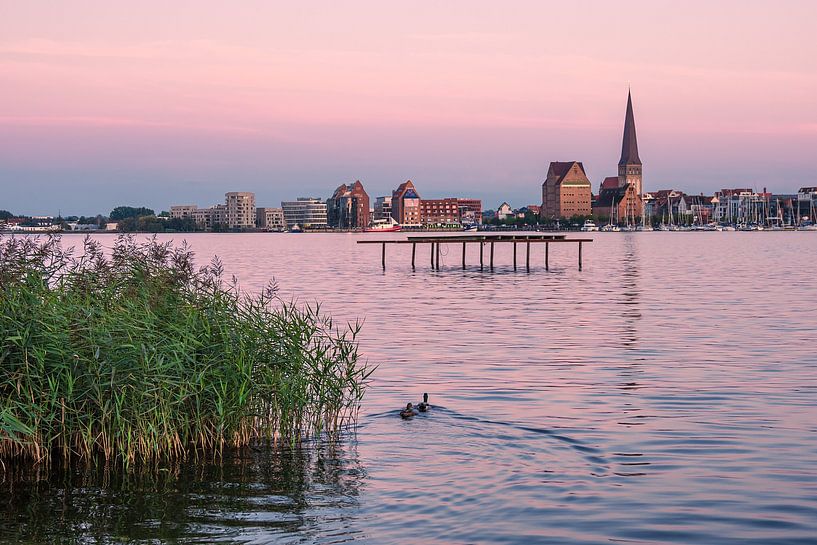 Blick über die Warnow auf die Hansestadt Rostock am Abend von Rico Ködder