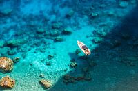 Bateau dans les eaux bleues cristallines de la Grèce