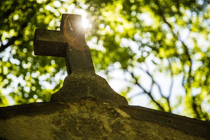 Partially broken down cross by Melvin Erné