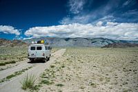 Russische Bus op de steppe in West-Mongolie
