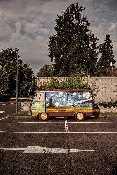 Ein bunter Lieferwagen, wo man ihn nicht erwarten würde von Geert Van Baelen