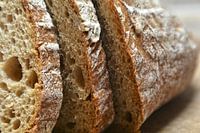 Frisches Brot auf einem Küchentisch