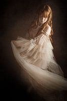 Une jeune fille rousse fait signe de la main avec sa robe