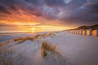 Sonnenuntergang am Strand von Westerschouwen auf Schouwen-Duivenland in Zeeland mit Dünen im Vorderg
