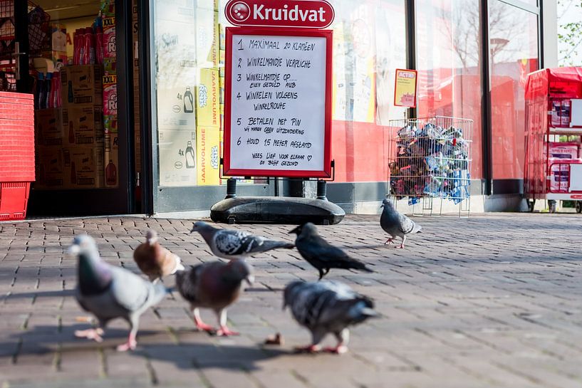 Menschenmassen vor dem Geschäft von Gwendolyn Pieters