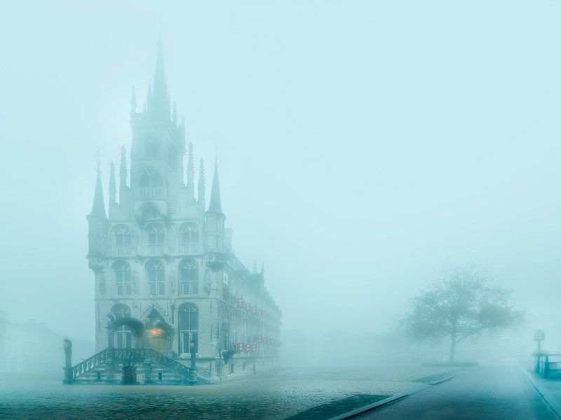 Historisches Rathaus von Gouda im Nebel von Remco-Daniël Gielen Photography