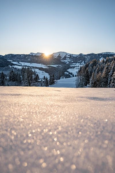 frostiger Sonnenaufgang in Oberstaufen mit Blick auf Hochgrat und Steibis von Leo Schindzielorz