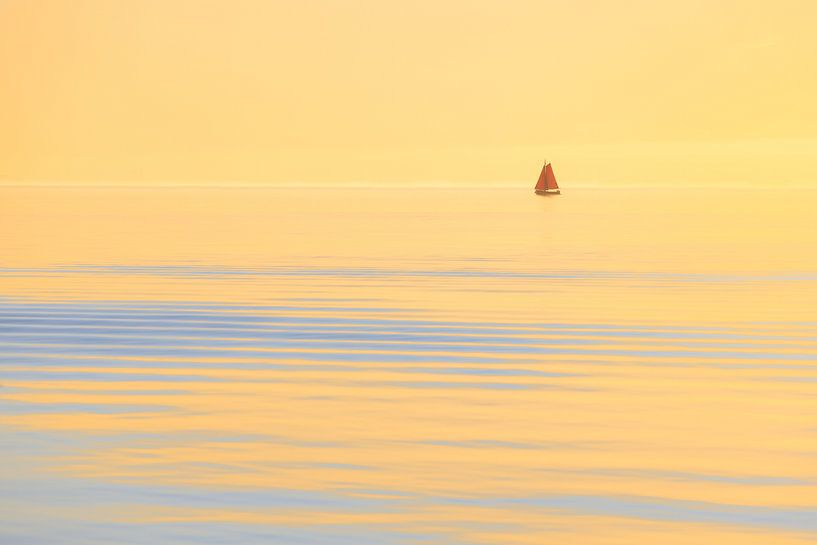 Un voilier sur l'IJsselmeer au coucher du soleil par Bas Meelker