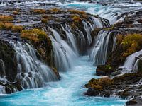 Herbstfarben und blaues Wasser