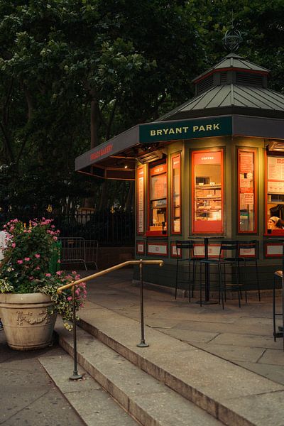 Night-time kiosk in Bryant Park by NZME Photography
