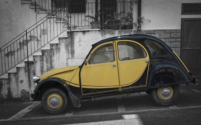 Citroën 2CV auf schwarzem und weißem Hintergrund von Rene van Heerdt