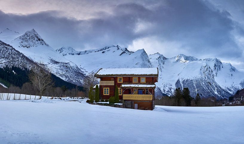 Belle cabane près de Stranda, en Norvège par qtx