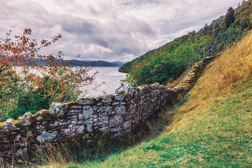 Le Loch Ness en Écosse. Idylle déserte sur le mur de pierre du château d'Urquhart. par Jakob Baranowski - Photography - Video - Photoshop