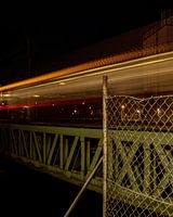 Trein die over een brug rijdt.