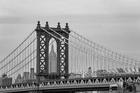 Blick auf das Empire State Building, eingerahmt von der Manhattan Bridge