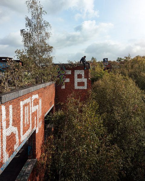 Living on the edge by Ian Schepers