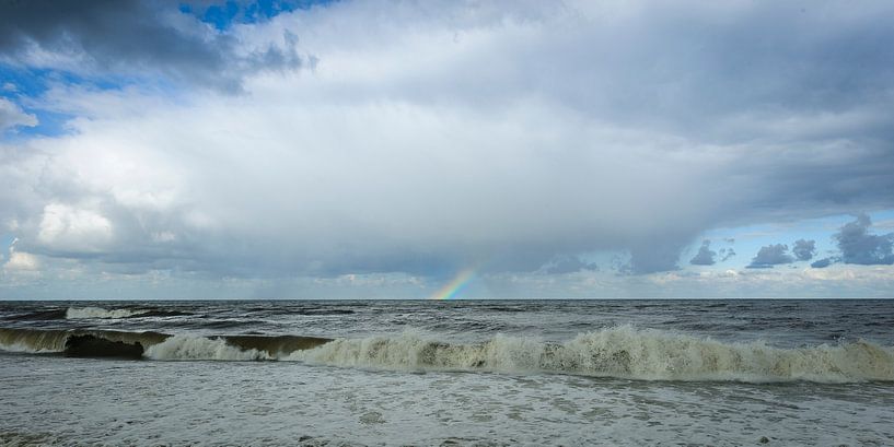 Dreigende Lucht met Regenboog boven Kalme Zee (1) von Dirk Huckriede