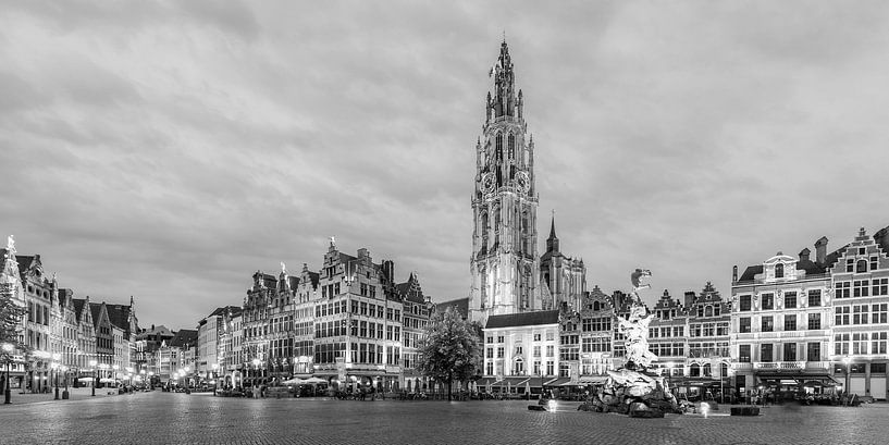 Grote Markt avec la cathédrale d'Anvers - noir et blanc par Werner Dieterich