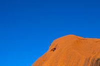 Roter Felsen (Uluuru - Ayers Rock) vor strahlend blauem Outback-Himmel