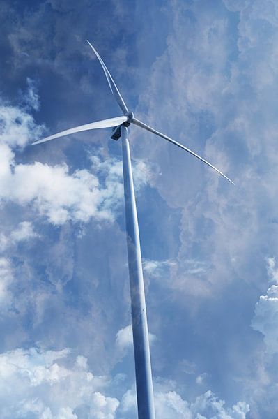 Windkraftanlage von Wolken verschlungen von Art. by Janine