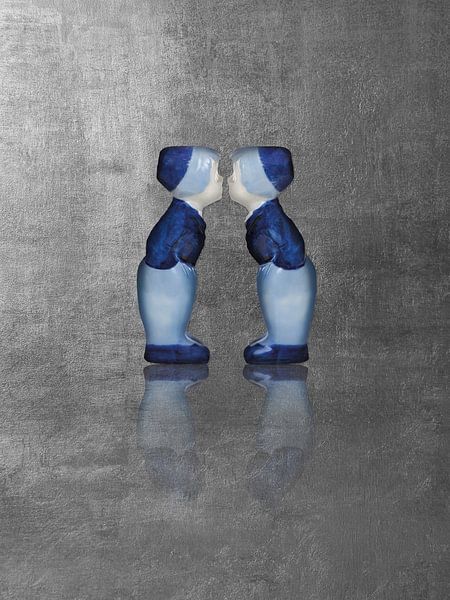 Delfter Blau küssendes Paar. Männer, Silber. von Mijke Konijn