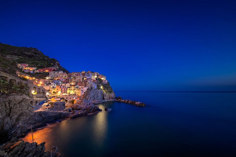Manarola Dorf während der blauen Stunde nachts von iPics Photography
