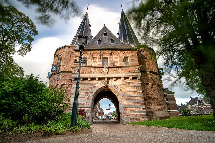 Romantisches mittelalterliches Stadttor in der niederländischen Stadt Kampen von Fotografiecor .nl