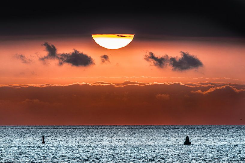 Zonsondergang boven het Wad met een wolkenband. by Harrie Muis