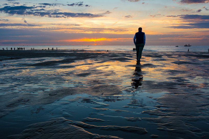 Walking after sunset by Wim Byl