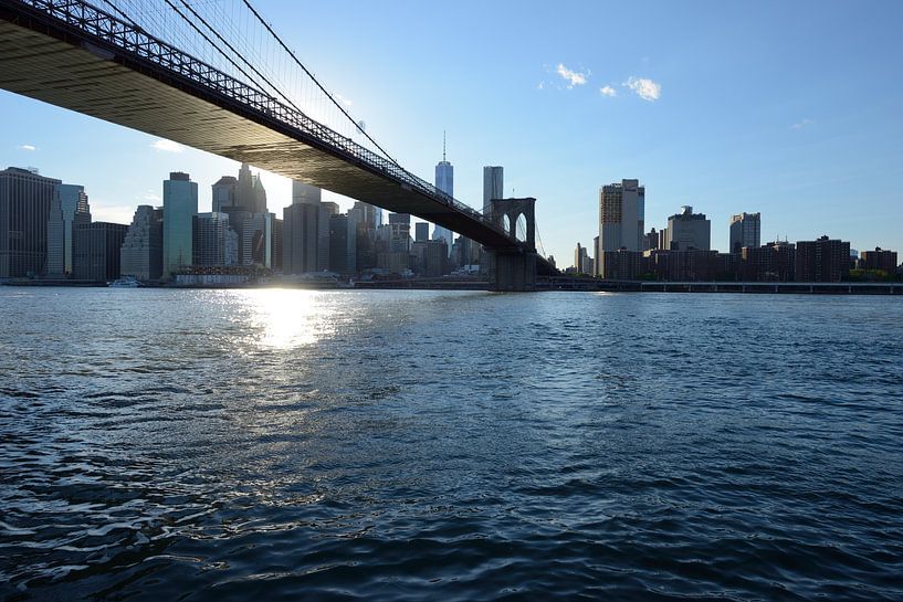 Brooklyn Bridge in New York over de East River voor zonsondergang par Merijn van der Vliet