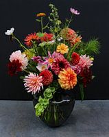 Blumenstrauß aus Schnittblumen und Dahlien