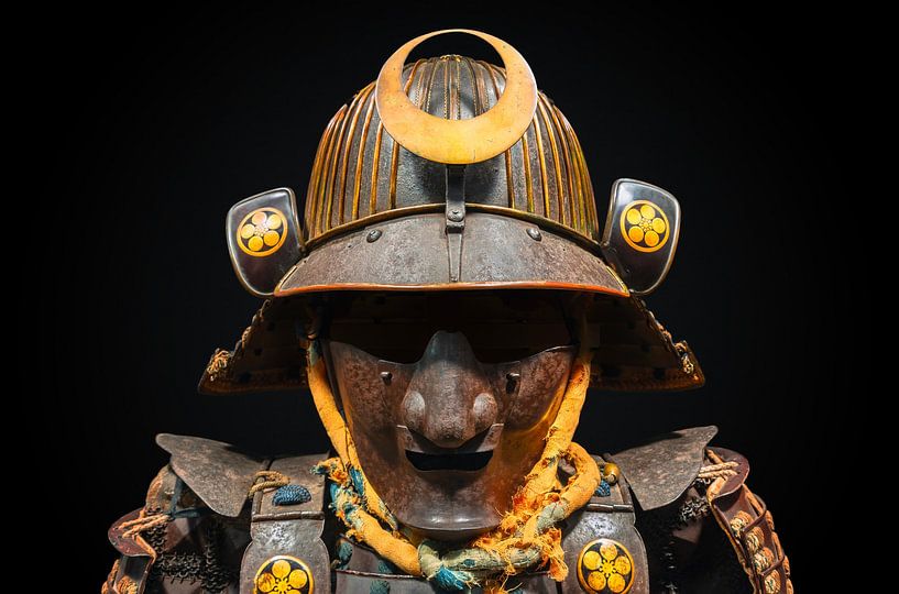 Casque japonais Kabuto doté d'une armure faciale ornée d'écussons de prune dorée. par Kuremo Kuremo