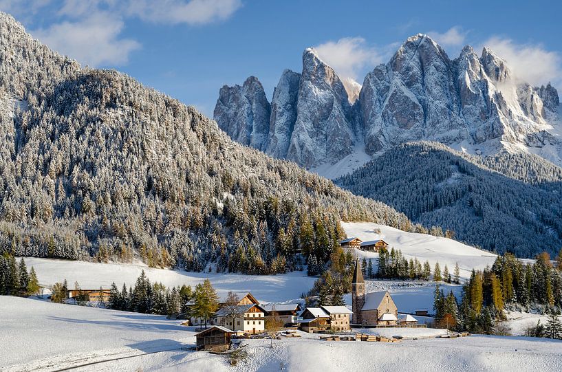 Dorf in den Dolomiten im Schnee von iPics Photography