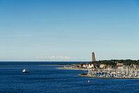 Le fjord de Kiel et le mémorial de la marine à Laboe avec des bateaux