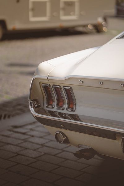 Ford Mustang Fastback blanche par Roel Timmermans