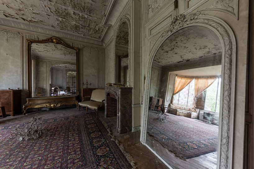 mirror on the wall by William Linders