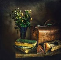 Stilleven met boeken en bloemen. Gestileerde foto.