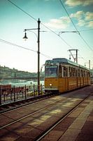 Historische gelbe Straßenbahn 2 durch Budapest, Ungarn