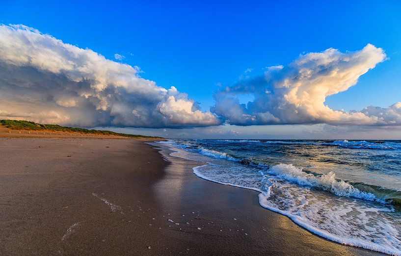 Wolkenlandschaft am Strand von Alex Hiemstra