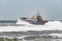 Stoere reddingsboot door de branding