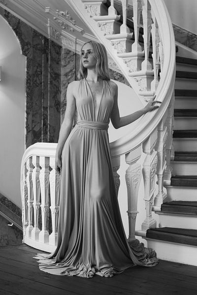 Schöne Frau vor einer Treppe in einem Kanalhaus 2 von PH-otographer