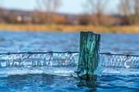 Wasserlandschaft mit Eiszapfen auf Stacheldraht